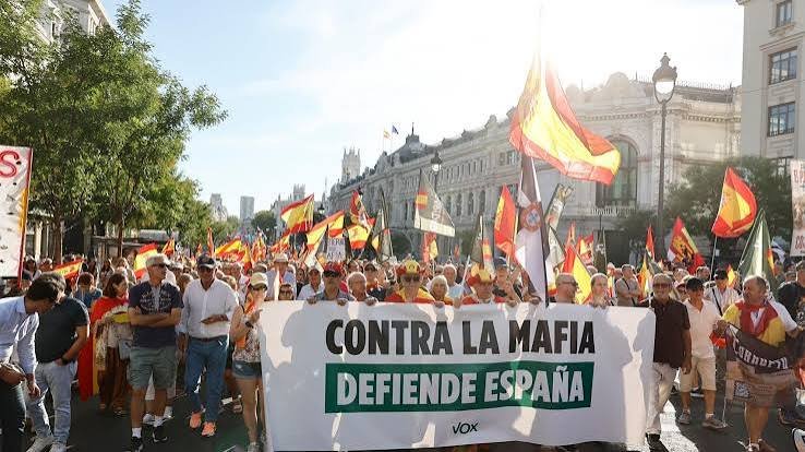 “Sánchez traidor, corrupto e ditador”: 20 mil pessoas protestam em Madrid e exigem eleições