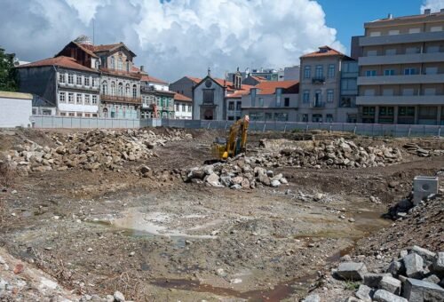 Câmara de Viana do Castelo responde a ação que suspendeu obras do mercado