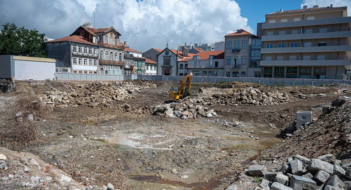 Câmara de Viana do Castelo responde a ação que suspendeu obras do mercado