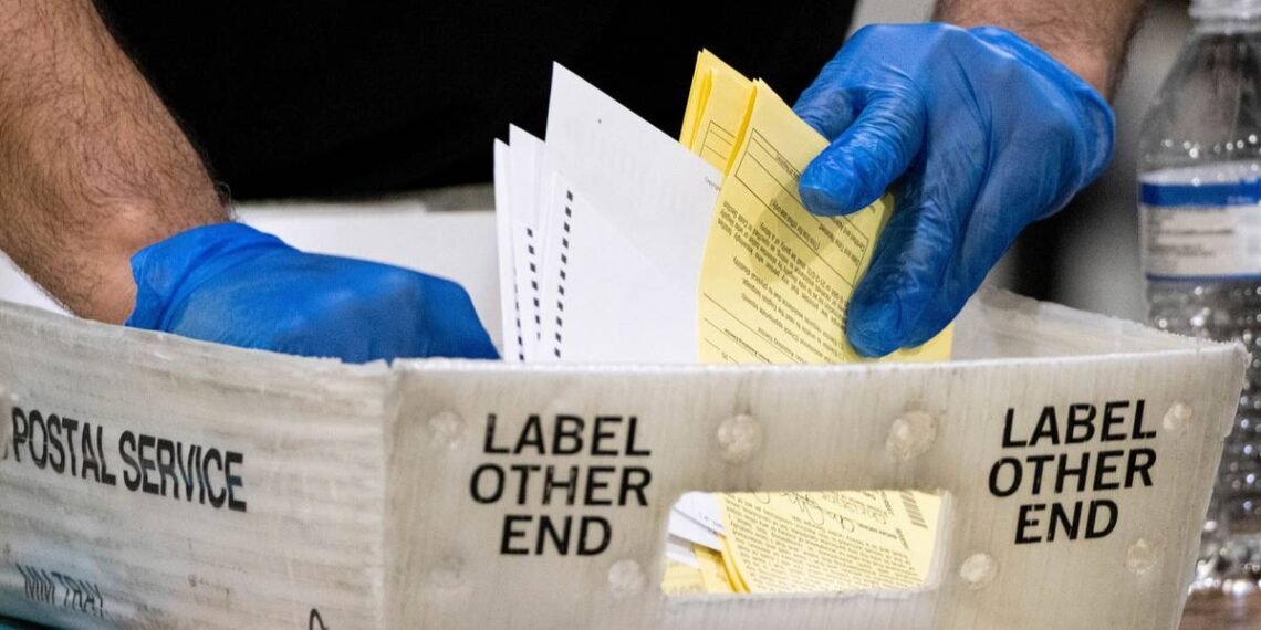 Denunciante expõe que novo sistema de voto por correspondência nos EUA pode excluir milhões de eleitoresCréditos:Ben Gray/AP