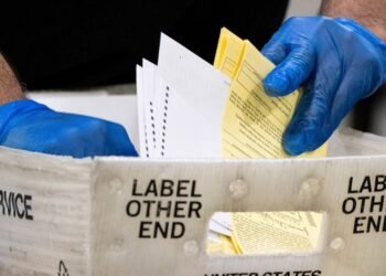 Denunciante expõe que novo sistema de voto por correspondência nos EUA pode excluir milhões de eleitoresCréditos:Ben Gray/AP