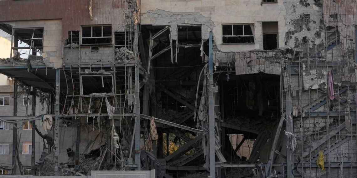 Bombardeamentos dos EUA contra o Irão causam pelo menos 11 mortosCréditos:Vahid Salemi/AP