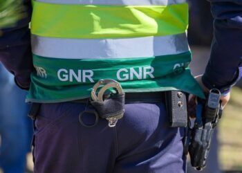 Condutor em fuga embate em viaturas e obriga GNR a disparar para o ar na Quinta do CondeCréditos:vicvaz