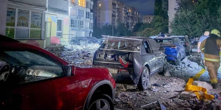 Rússia volta a atacar a Ucrânia e atinge edifício residencial em OdessaCréditos:Ukrainian Emergency Service // AP