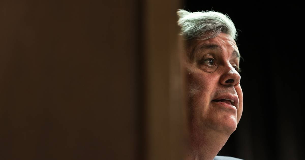 Centeno critica Marcelo e elogia Cavaco em intervenção sobre democracia