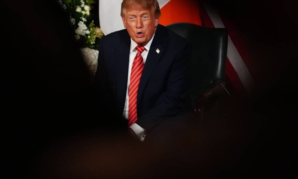 Trump revoga normas que protegem alunos LGBTQIA+ de discriminação sexualCréditos:Julia Demaree Nikhinson/AP