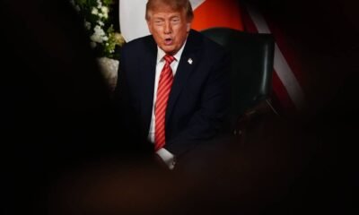 Trump revoga normas que protegem alunos LGBTQIA+ de discriminação sexualCréditos:Julia Demaree Nikhinson/AP