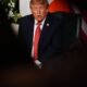 Trump revoga normas que protegem alunos LGBTQIA+ de discriminação sexualCréditos:Julia Demaree Nikhinson/AP