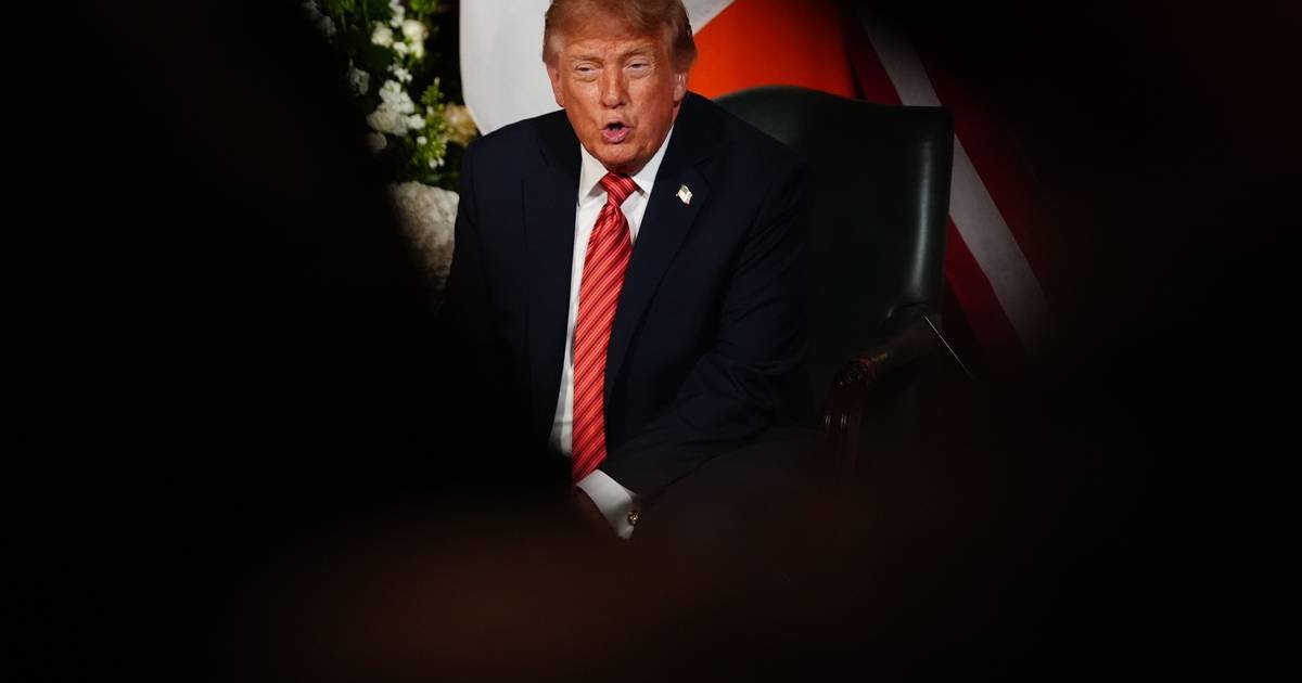 Trump revoga normas que protegem alunos LGBTQIA+ de discriminação sexualCréditos:Julia Demaree Nikhinson/AP