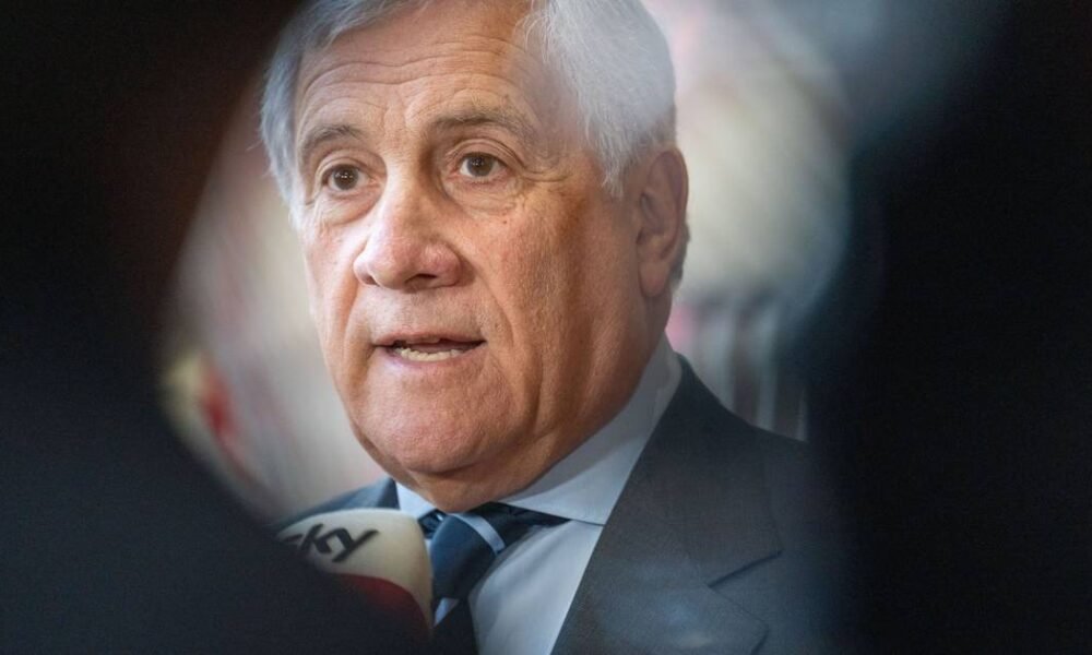 Ministro italiano associa minissaias à infidelidade... e redes sociais 'não perdoam'Créditos:Marius Burgelman/AP