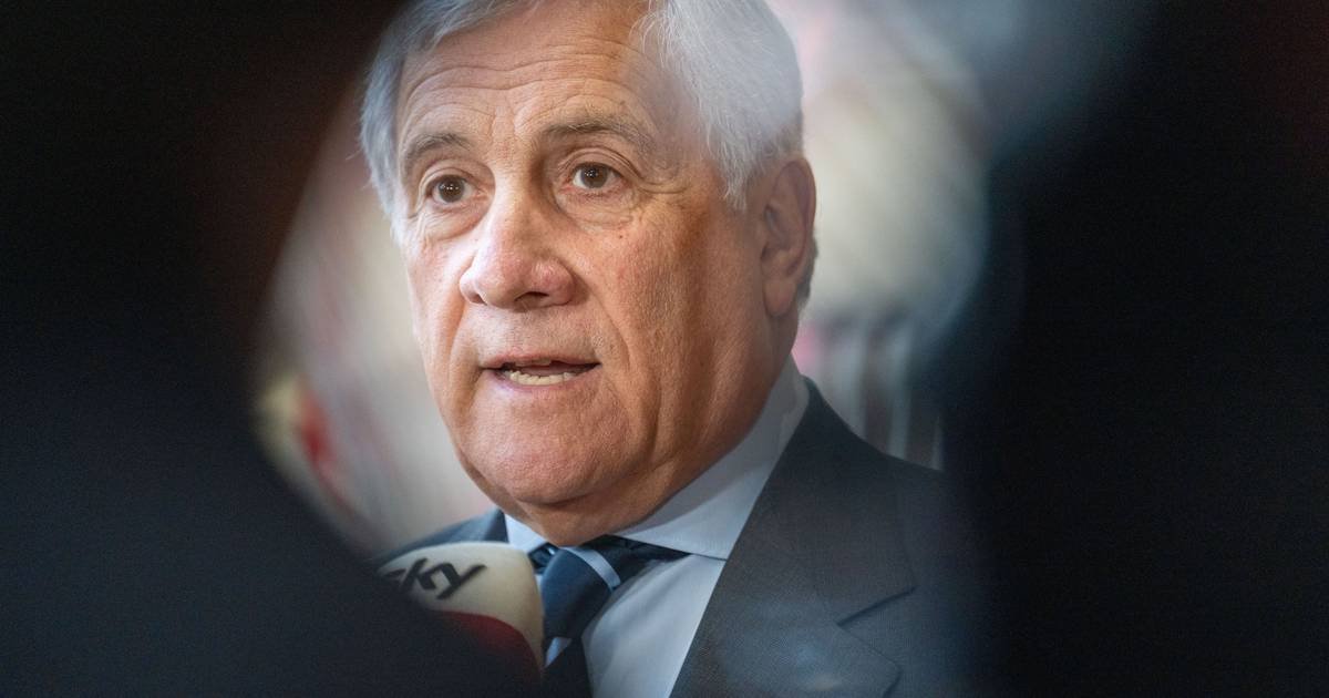 Ministro italiano associa minissaias à infidelidade... e redes sociais 'não perdoam'Créditos:Marius Burgelman/AP