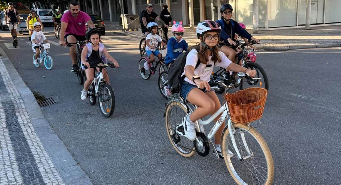 Póvoa de varzim: crianças foram para a escola num 'comboio' de bicicletas