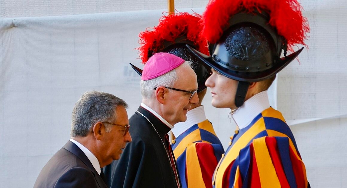 Seguro reuniu-se a sós com o papa leão xiv durante 40 minutos