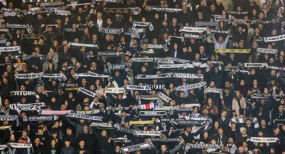 Adepto proibido de entrar em estádios após ser encontrado com bastões no jogo