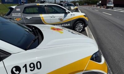 Polícia Rodoviária de SP apreende quase 1 tonelada de maconha escondida em caminhão no interior do estado