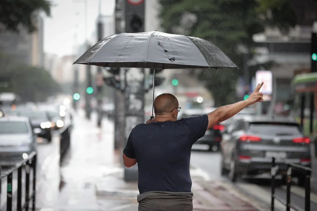Defesa Civil de SP alerta para possibilidade de chuva com raios e rajadas de vento neste domingo (4)