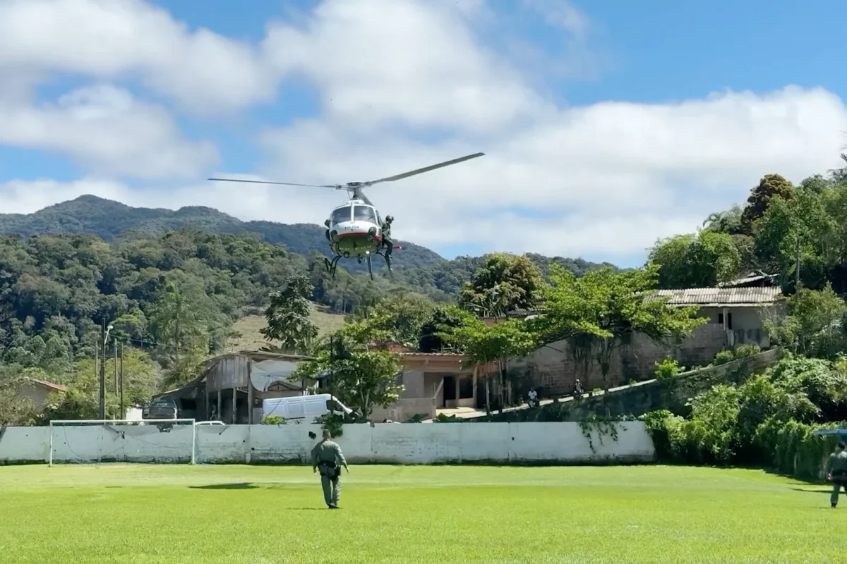 Governo de SP utiliza helicópteros para levar tratamento de esgoto a famílias do Quilombo Bombas, no Vale do Ribeira