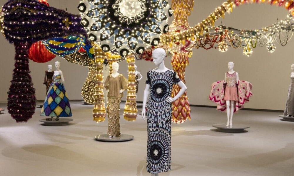 As obras de Joana Vasconcelos e a alta-costura de Valentino levam o diálogo mágico entre o doméstico e o luxo até ao MAAT Créditos:Bruno ...