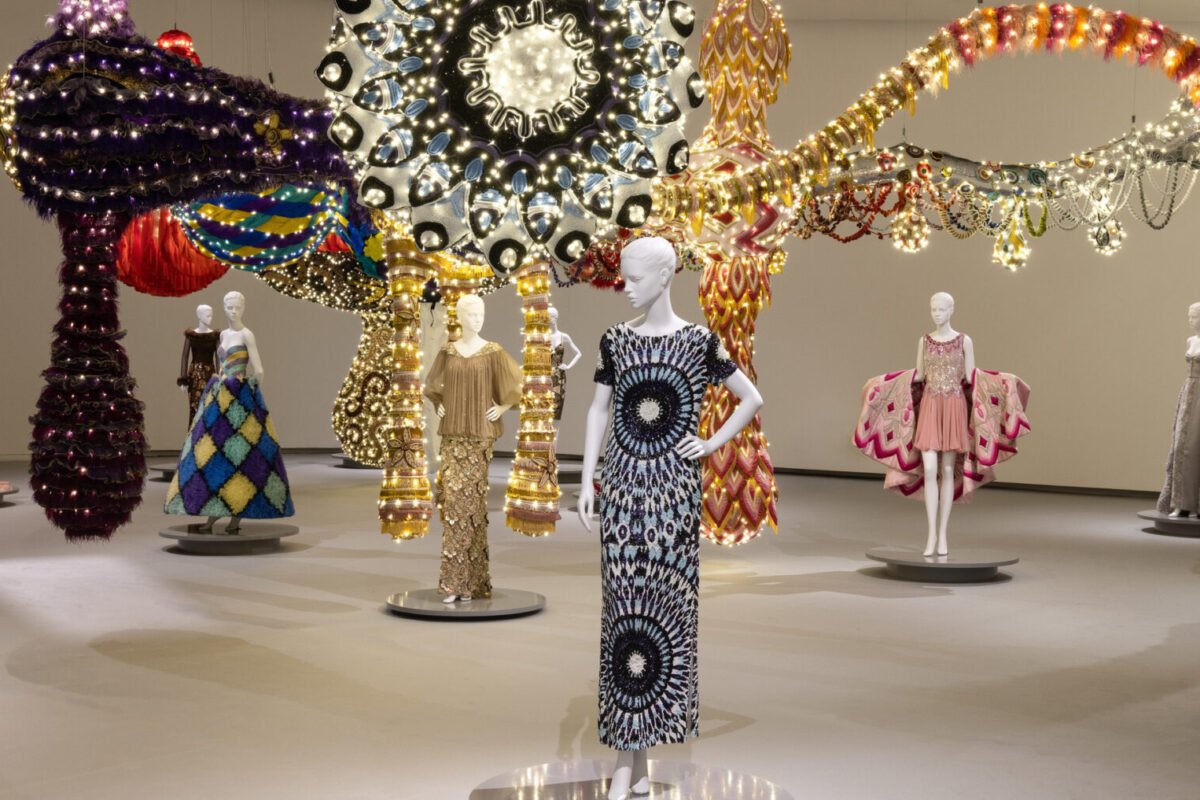 As obras de Joana Vasconcelos e a alta-costura de Valentino levam o diálogo mágico entre o doméstico e o luxo até ao MAAT Créditos:Bruno ...
