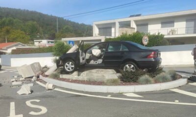 Violenta colisão faz dois feridos e destrói cruzeiro em vila verde