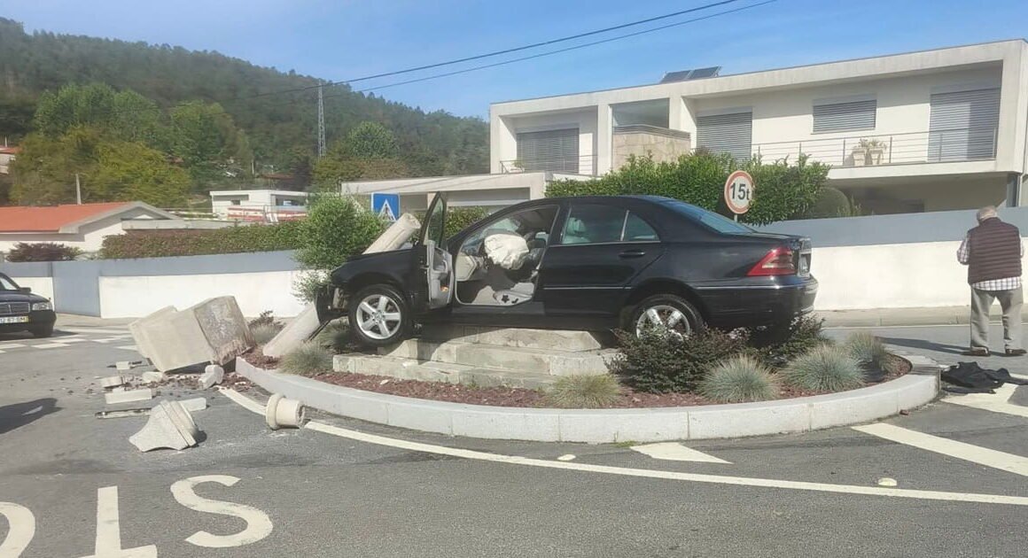 Violenta colisão faz dois feridos e destrói cruzeiro em vila verde