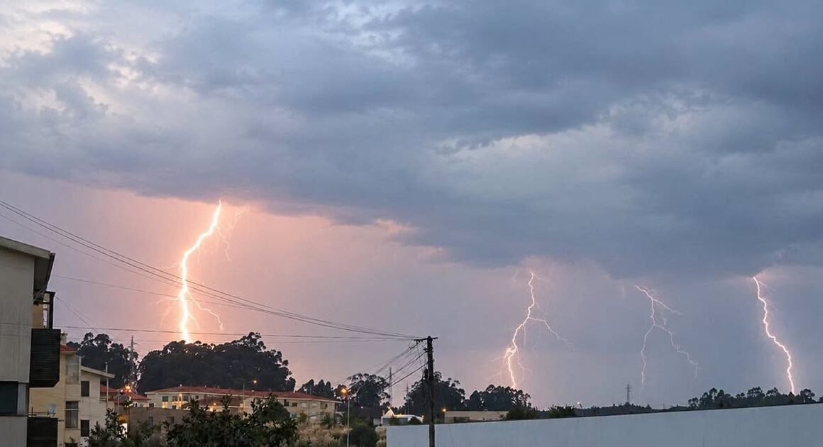 Incrível imagem da trovoada em vila do conde