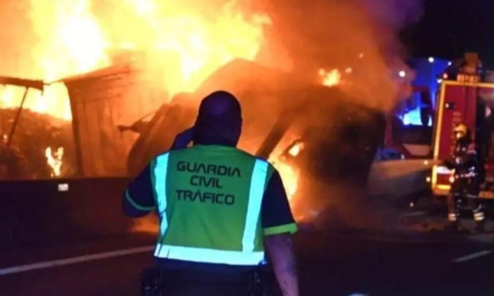 Camião de cerveja capota e incendeia-se na galiza. Motorista em estado grave