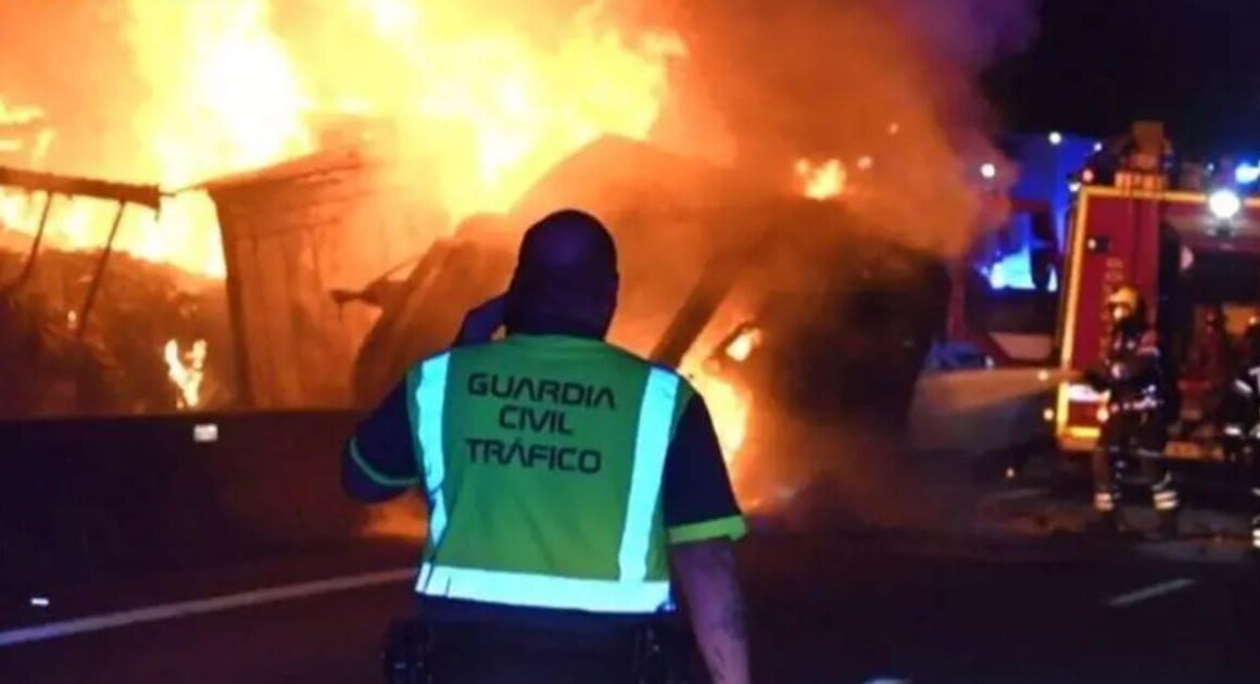 Camião de cerveja capota e incendeia-se na galiza. Motorista em estado grave
