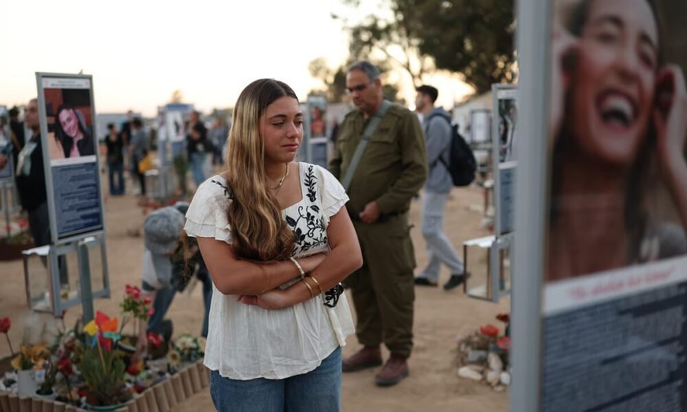 Israelitas lembram com dor e críticas o 7 de Outubro, palestinianos choram a destruição de GazaCréditos:ATEF SAFADI / EPA