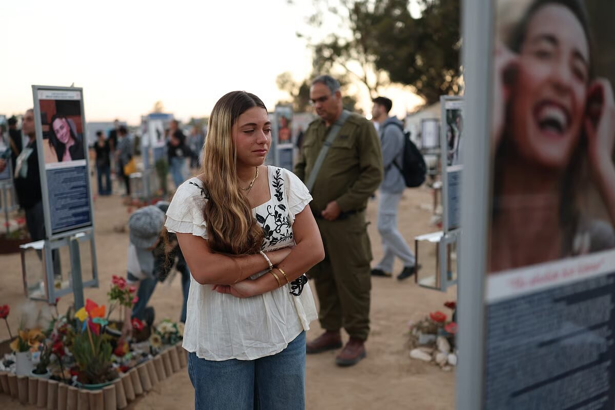 Israelitas lembram com dor e críticas o 7 de Outubro, palestinianos choram a destruição de GazaCréditos:ATEF SAFADI / EPA