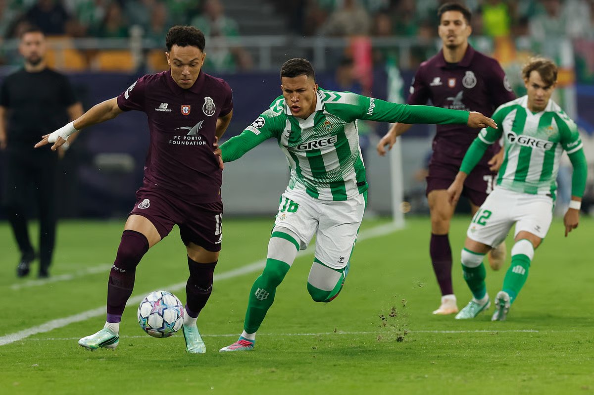 FC Porto permite reviravolta do Betis e soma segunda derrota na Liga dos CampeõesCréditos:EPA/Julio Munoz