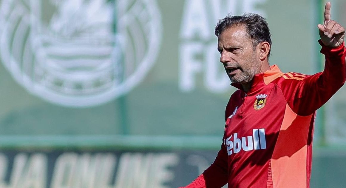Rio ave despede silaidopoulos e negoceia com vasco seabra