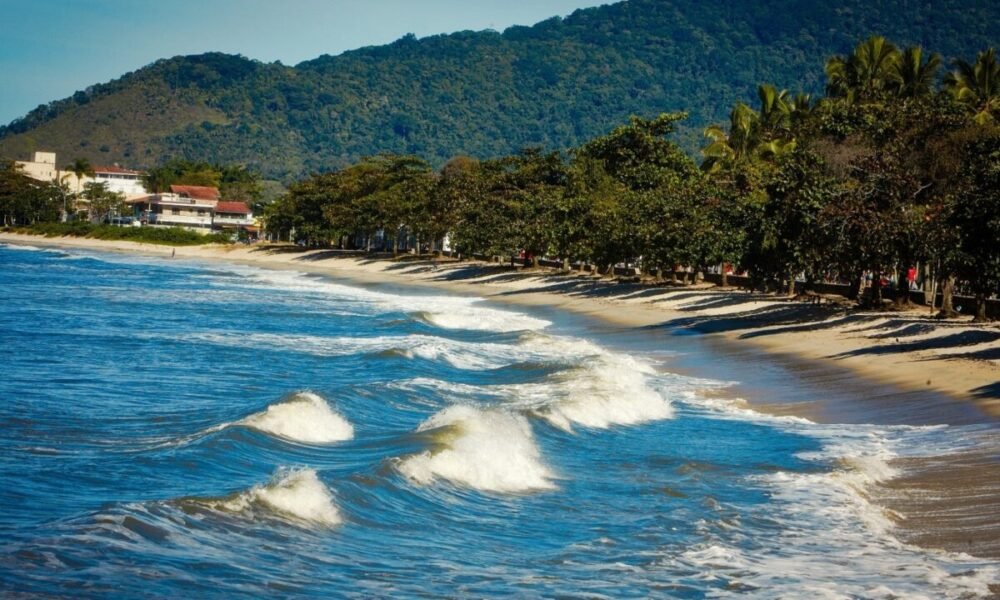 Vai à praia no feriadão? Saiba por que é melhor esperar 24 horas após chuvas fortes para entrar no mar