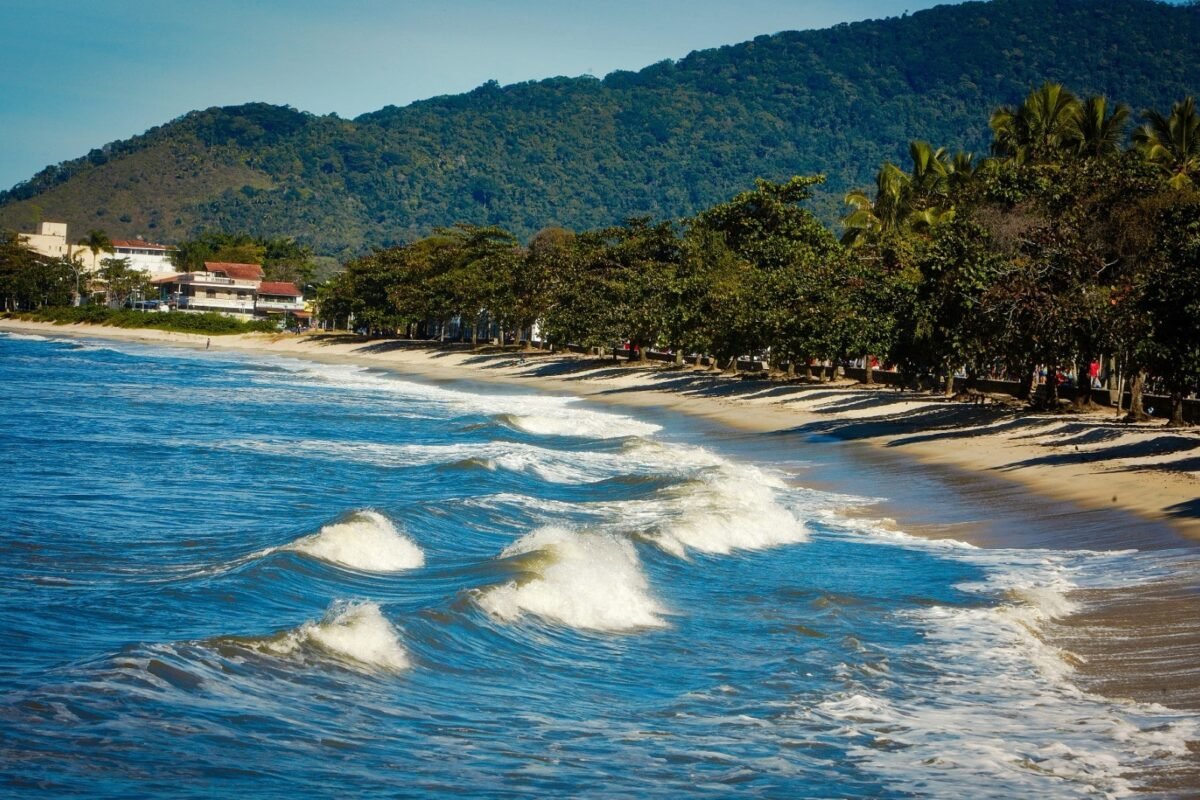 Vai à praia no feriadão? Saiba por que é melhor esperar 24 horas após chuvas fortes para entrar no mar
