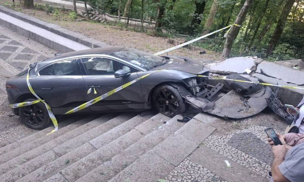 Jaguar despista-se e vai pelo escadório do bom jesus abaixo contra muro