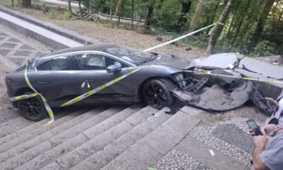 Jaguar despista-se e vai pelo escadório do bom jesus abaixo contra muro