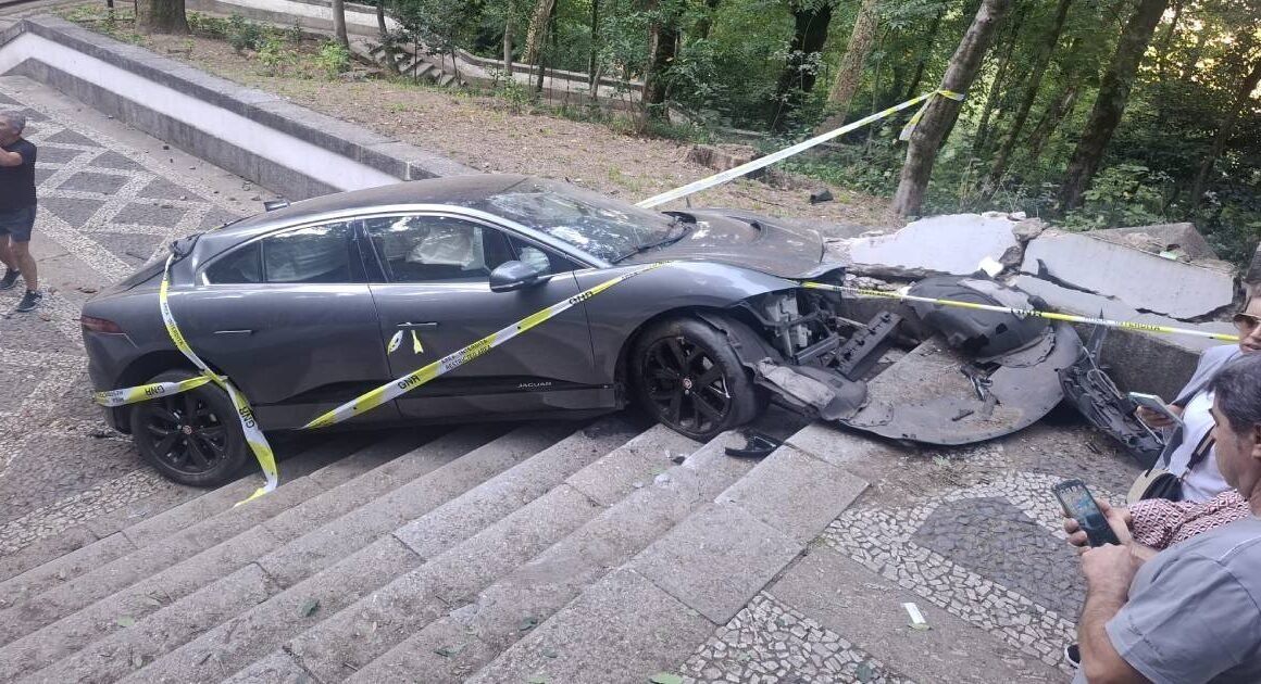 Jaguar despista-se e vai pelo escadório do bom jesus abaixo contra muro