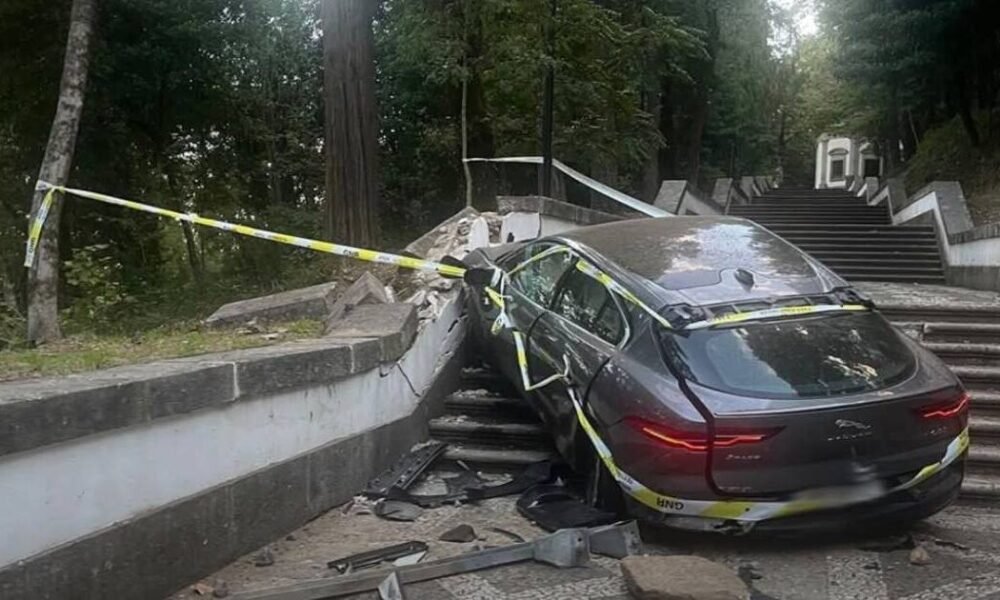 Confraria do bom jesus diz que danos "são grandes". Jaguar "partiu muro, degraus, calçada"