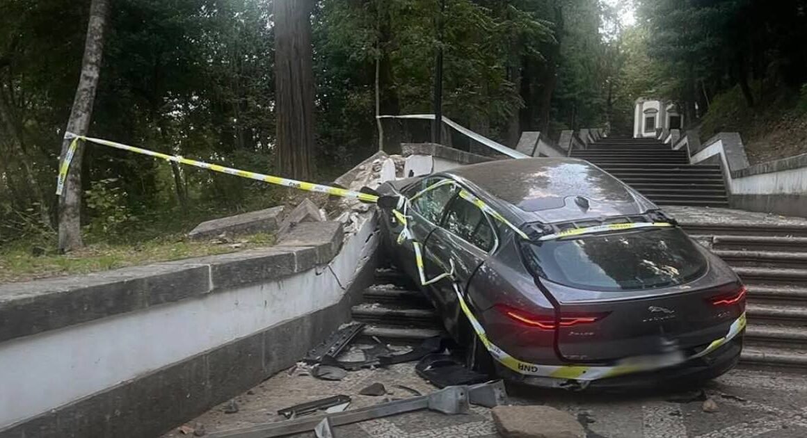 Confraria do bom jesus diz que danos "são grandes". Jaguar "partiu muro, degraus, calçada"