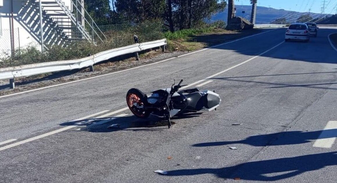 Motociclista de 20 anos ferido após colisão com automóvel em vieira do minho