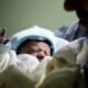 Psd e ps aprovam alargamento da licença parental paga a 100% até aos 6 meses