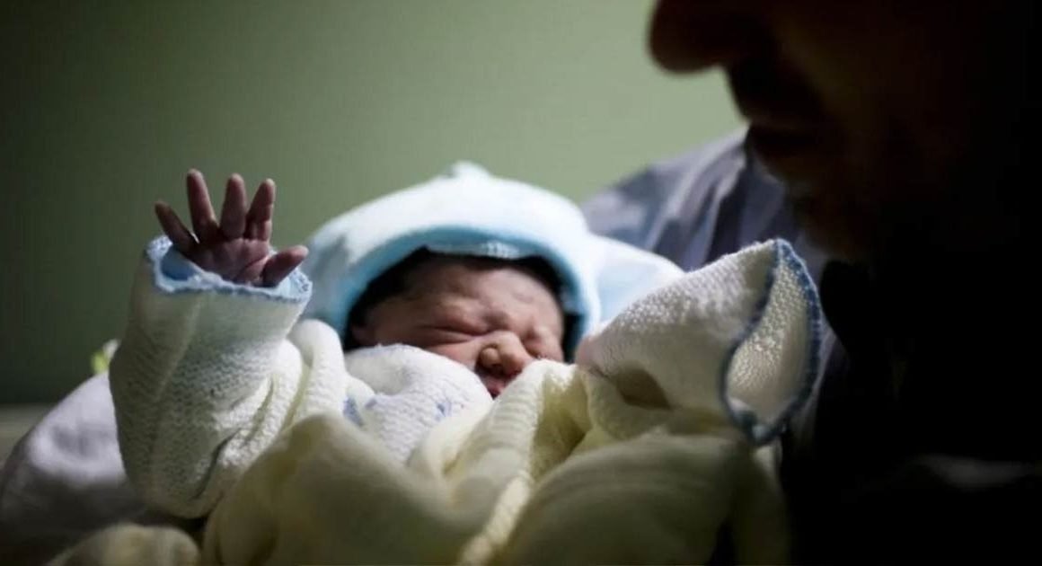 Psd e ps aprovam alargamento da licença parental paga a 100% até aos 6 meses