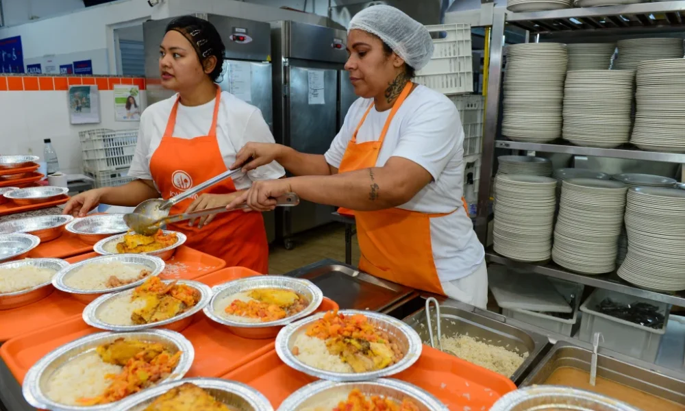 Bom Prato Vila Gilda, em Santos, passa por revitalização e mantém atendimento com distribuição de marmitas
