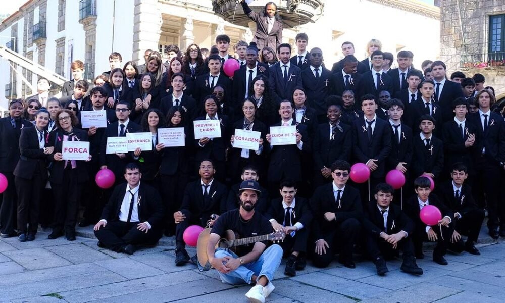 Estudantes distribuem "esperança" na luta contra o cancro da mama em viana do castelo