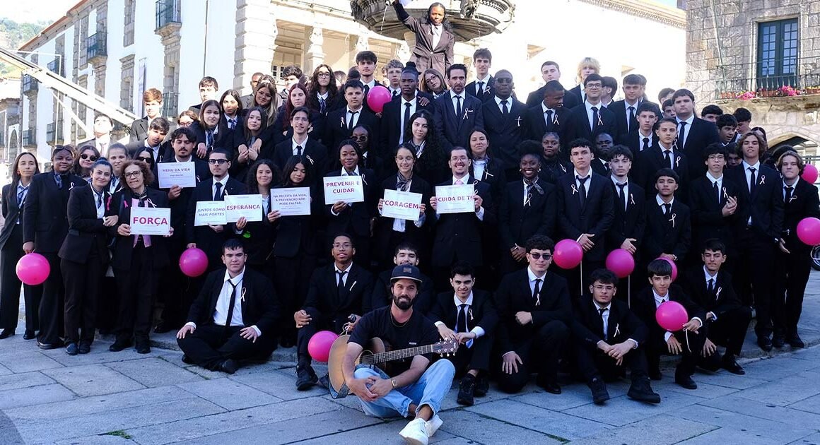 Estudantes distribuem "esperança" na luta contra o cancro da mama em viana do castelo