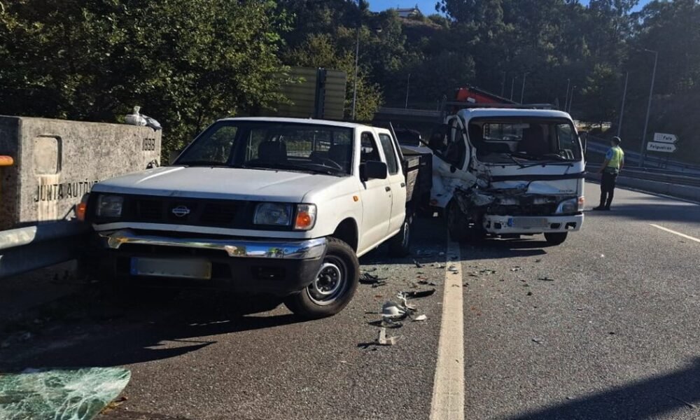 Carrinha choca contra outra estacionada na berma na variante fafe-guimarães
