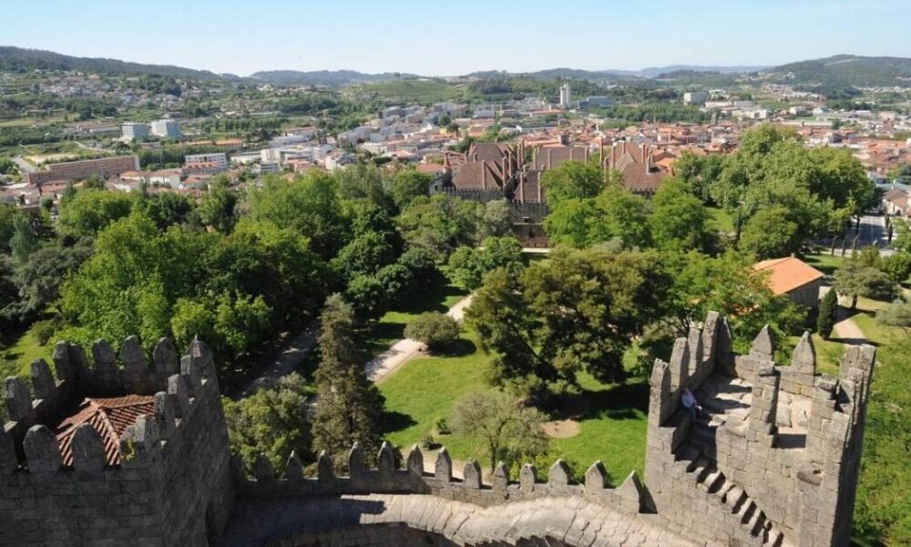Guimarães celebra dia nacional dos castelos com acampamento, falcoaria e tiro com arco