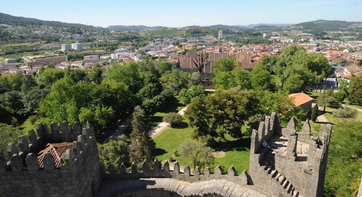 Guimarães celebra dia nacional dos castelos com acampamento, falcoaria e tiro com arco