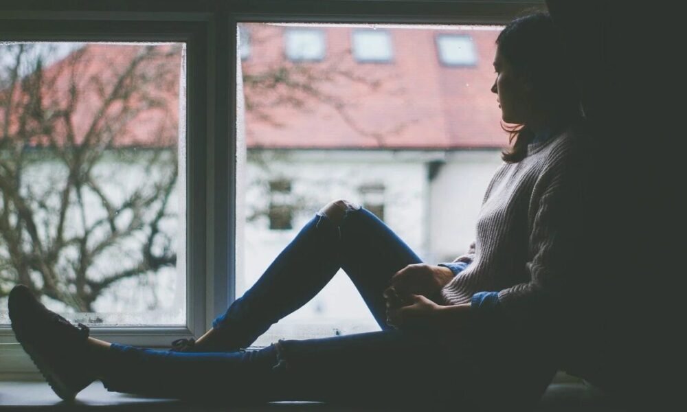 Outono pode agravar a ansiedade e a depressão: conheça os sinais do transtorno afetivo sazonal