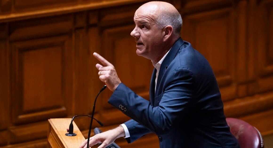 Raimundo elogia “dotes de bailarino” do primeiro-ministro mas montenegro diz dançar mal
